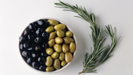 Un documentaire de France 5 explique comment les olives vertes sont transformées en olives noires. (PIERRE-ALEXANDRE GAURIER / MOOD4FOOD / AFP)