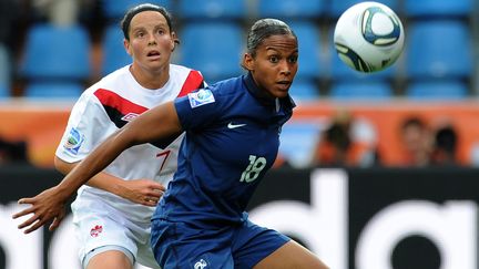 L'attaquante fran&ccedil;aise Marie-Laure Delie, lors d'un match face au Canada, le 30 juin 2011. (PATRIK STOLLARZ / AFP)