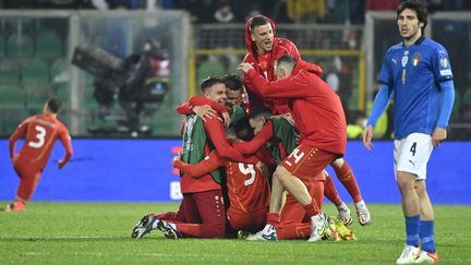 Sandro Tonali devant les joueurs macédoniens célébrant leur victoire, le 24 mars 2022 à Palerme. (ALBERTO PIZZOLI / AFP)