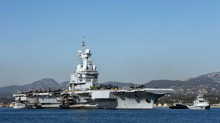 &nbsp; (Le porte-avions Charles-de-Gaulle a quitté Toulon mercredi dernier © REUTERS/Jean-Paul Pelissier)