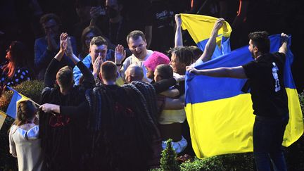 La joie des Ukrainiens après la victoire à l'Eurovision, le 15 mai 2022. (MARCO BERTORELLO / AFP)