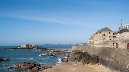 La côte bretonne à Saint-Malo (Ille-et-Vilaine), le 24 mai 2020. (MARTIN BERTRAND / HANS LUCAS / AFP)