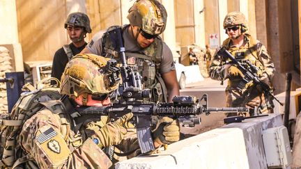 Des soldats américains prenant position autour de l'ambassade à Bagdad en Irak, le 31 décembre 2019.&nbsp; (US EMBASSY IN IRAQ / AFP)
