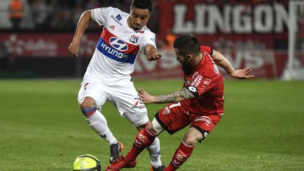 Rafael (Lyon) contre Frédéric Sammaritano (Dijon). (PHILIPPE DESMAZES / AFP)