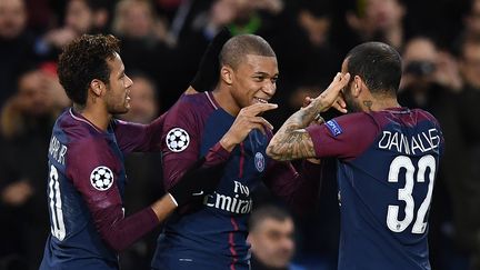 Neymar, Mbappé et Alvès (PSG) heureux