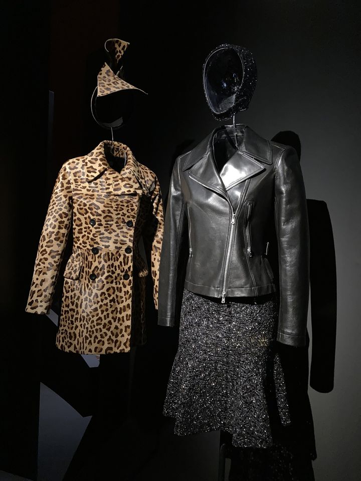 L'exposition "Stephen Jones, chapeaux d'artiste" au Palais Galliera : tenues Azzedine Alaïa accessoirisées par Stephen Jones, le 17 octobre 2024. (CORINNE JEAMMET)