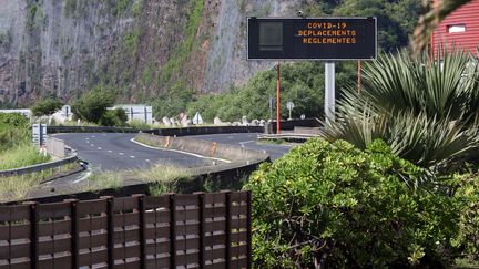 Un confinement partiel en journée,&nbsp;renforcé d'un couvre-feu strict de 18&nbsp;heures à 5 heures, sera mis en place à La Réunion à partir du 31 juillet 2021, et&nbsp;pour une période de deux semaines. Ci-contre,&nbsp;Saint-Denis-de-la-Réunion, lors du premier confinement, le 31 mars 2020. Photo d'illustration. (RICHARD BOUHET / AFP)