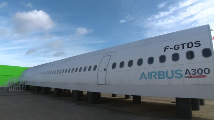 La carlingue de cet A 300 a été transportée en janvier 2019 de l'aérodrome de Villaroche en Seine-et-Marne vers le Backlot 217 du Plessis-Pâté.
 (M. Tafnil / France Télévisions)