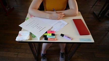 Une lycéenne devant l'épreuve de philosophie du bac 2019, à Paris (illustration). (DOMINIQUE FAGET / AFP)