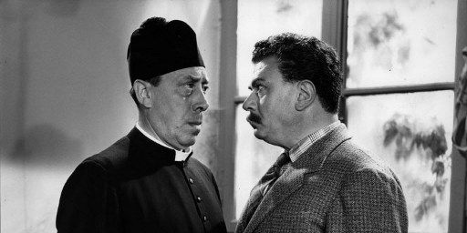 Don Camillo (Fernandel), à gauche, et Peppone (Gino Cervi), à droite, dans "La Grande bagarre de Don Camillo", film de Carmine Gallone tourné en 1955. (AFP - ARCHIVES DU 7EME ART)