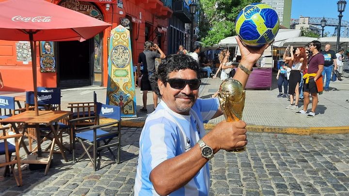 Escolástico Berto Mendez, qui se présente comme le sosie officiel de Maradona. (SANDRINE ETOA-ANDEGUE / FRANCEINFO / RADIOFRANCE)