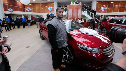 James Robertson se voit offrir une voiture, &agrave; Sterling Heights (Etats-Unis), le 6 f&eacute;vrier 2015. ( /SIPA / SIPA)