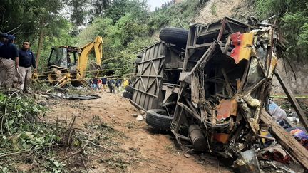 Les secours fouillent les décombres du car, après sa chute dans un ravin, dans l'Etat d'Oaxaca (Mexique), le 5 juillet 2023. (- / TLAXIACO MUNICIPAL POLICE)