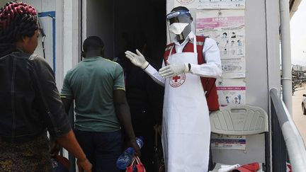 Un soignant accueille des patients dans un centre de santé à Mpondwe, en Ouganda, le 13 juin 2019. (ISAAC KASAMANI / AFP)