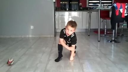 Eden Chatain, un Français de 6 ans, a posté une vidéo de lui réalisant le haka sur la page Facebook de Dan Carter, le 28 décembre 2015. (STEPH STEPH EDEN / FACEBOOK)