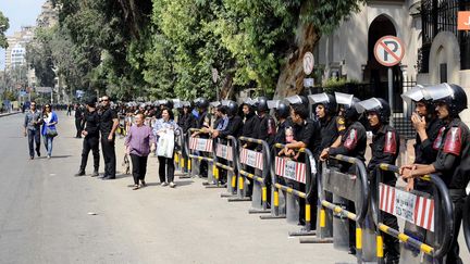 La police anti-&eacute;meute &eacute;gyptienne devant l'ambassade de France au Caire vendredi 21 septembre 2012 (MOHAMED ABD EL GHANY / REUTERS)