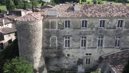 Drôme : un couple passionné de vieilles pierres restaure le château millénaire de La Touche (FRANCE 2)