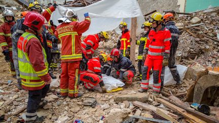 Des pompiers s'activent dans les décombres des immeubles qui se sont effondrés à Marseille, le 6 novembre 2018. (LOIC AEDO/ AFP)