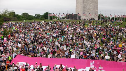 Des dizaines de milliers de personnes manifestant à Washington (Etats-Unis), le 14 mai 2022, pour défendre le droit à l'IVG dans le pays. (ALLISON BAILEY / NURPHOTO VIA AFP)