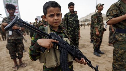 Un jeune Yéménite recruté par les combattants Huthi à Sanaa, la capitale. (MOHAMMED HUWAIS / AFP)