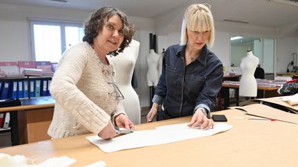 L'Ukrainienne Svetlana (à gauche) et la franco-Ukraniene Olga à l'usine Lener-Cordier à Hazebrouck dans le nord de la France, le 25 mars 2022. (DENIS CHARLET / AFP)