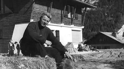 Roger Frison-Roche devant son chalet chamoniard "Deborence",photo prise en 1960 (MAXPPP)