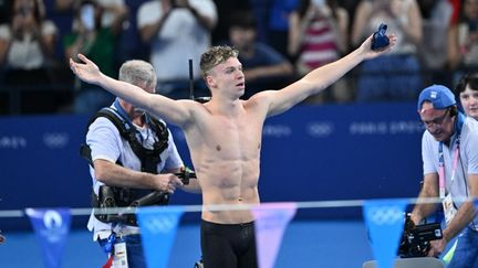 L'exceptionnel Léon Marchand décroche une quatrième médaille d'or aux JO de Paris, avec un nouveau record olympique sur 200 m 4 nages