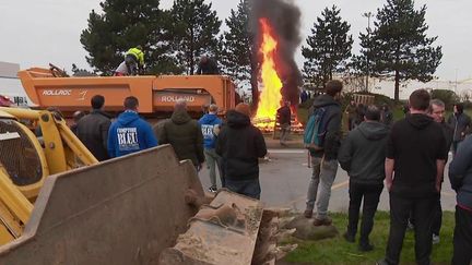 Mardi 15 mars, des dépôts pétroliers à Brest (Finistère) et à Lorient (Morbihan) ont été bloqués pour dénoncer l'envolée des prix des carburants. (CAPTURE ECRAN FRANCE 2)