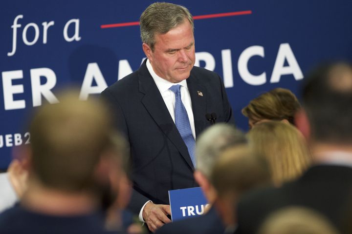 Jeb Bush annonçant son retrait de la course à la Maison Blanche à&nbsp;ses soutiens réunis à&nbsp;Columbia (Caroline du Sud), le 20 février 2016.&nbsp; (MARK MAKELA / GETTY IMAGES NORTH AMERICA / AFP)