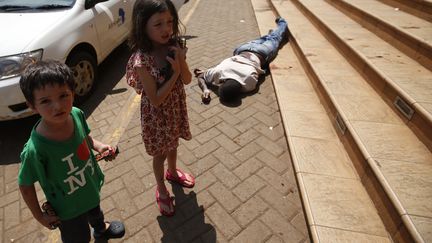 A l'ext&eacute;rieur du centre commercial Wastgate vis&eacute; par une attaque terroriste &agrave; Nairobi (Kenya) le 21 septembre 2013.&nbsp; (GORAN TOMASEVIC / REUTERS)