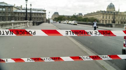 Le périmètre de sécurité mis en place autour de la préfecture de police de Paris après l'attaque au couteau survenue jeudi 3 octobre 2019. (JAIR CABRERA TORRES / DPA / AFP)