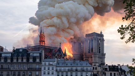 La cathédrale Notre-Dame de Paris après l'effondrement de sa flèche en proie aux flammes, le 15 avril 2019 (BENJAMIN FILARSKI / HANS LUCAS / AFP)