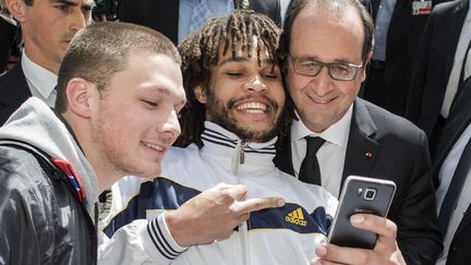 Un jeune homme fait un selfie avec Fran&ccedil;ois Hollande &agrave; Berne (Suisse), le 15 avril 2015. (THOMAS HODEL / AP / SIPA)