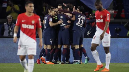 Des joueurs du PSG célèbrent un but de&nbsp;Giovani Lo Celso, le 15 avril 2018, au Parc des Princes, à Paris. (THOMAS SAMSON / AFP)