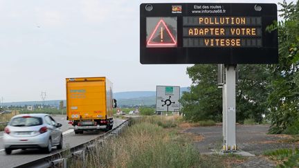 Une avertissement de réduction de vitesse pendant un épisode de pollution, ici en 2018. (THIERRY GACHON / MAXPPP)