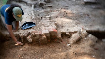 La jeune archéologue Chardé Reid travaille sur un site historique de Jamestown, en Virginie, le Colonial National Historical Park, sur les traces d'Angela et de ses compagnons d'infortune (19 août 2019) (BRENDAN SMIALOWSKI / AFP)