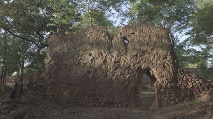 Dans la partie sud du Burkina Faso, au milieu des arbres, une forteresse mystérieuse reste à découvrir : Loropéni.