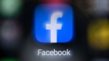 Le logo Facebook, réseau social américain, le 19 novembre 2021. (KIRILL KUDRYAVTSEV / AFP)