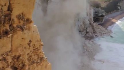 Un éboulement a eu lieu samedi 1er janvier sur la plage du Tilleul en Seine-Maritime, près des falaises d'Etretat. (CAPTURE D'ÉCRAN FRANCE 2)