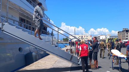 A survivor of the shipwreck off Greece welcomed by Red Cross rescuers in Kalamata, June 14, 2023 (BOUGIOTIS EVANGELOS / ANA-MPA)