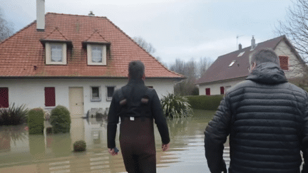 Après les nouvelles intempéries qui ont touché le Pas-de-Calais, l'eau recouvre encore les rues, samedi 6 janvier. La décrue pourrait être lente. Une situation qui inquiète les habitants, malgré l'arrêt de la pluie. (France 3)