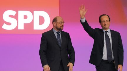 Fran&ccedil;ois Hollande devant le congr&egrave;s du Parti social-d&eacute;mocrate, au c&ocirc;t&eacute; de l'Alllemand Martin Schulz, le 5 d&eacute;cembre 2011 &agrave; Berlin. (PATRICK KOVARIK / AFP)