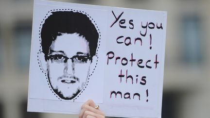 Un manifestant berlinois brandit une pancarte en faveur d'Edward Snowden, le 4 juillet 2013 &agrave; Berlin (Allemagne). (OLE SPATA / DPA / AFP)