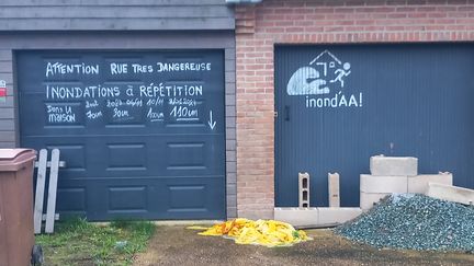 A Blendecques, dans le Pas-de-Calais, après les inondations de l'hiver dernier, plusieurs maisons sont vouées à la démolition. (ALAIN GASTAL / FRANCEINFO / RADIO FRANCE)