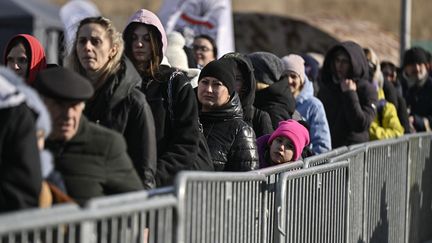 Des réfugiés ukrainiens passent la frontière polonaise, le 10 mars 2022. (LOUISA GOULIAMAKI / AFP)