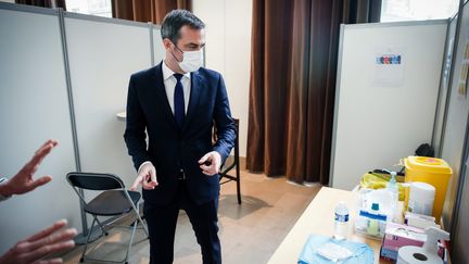 Le ministre de la Santé, Olivier Véran, visite un centre de vaccination à Montrouge (Hauts-de-Seine), le 11 mai 2021. (MAXPPP)