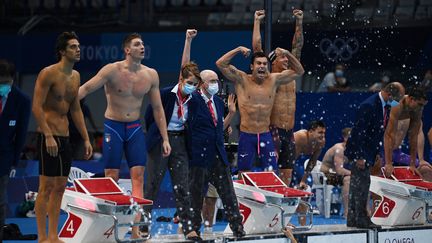 Comme en 2016 à Rio, les Etats-Unis ont remporté la finale olympique du relais masculin 4x100 mètres nage libre, lundi 26 juillet. (OLI SCARFF / AFP)