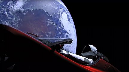 Une image tirée d'une vidéo en direct de l'entreprise SpaceX montre une voiture Tesla en orbite autour de la Terre, le 6 février 2018. (SPACEX / AFP)