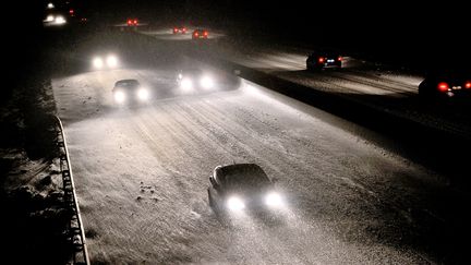 L'autoroute A25 sous la neige, &agrave; la hauteur de&nbsp;Godewaersvelde (Nord), le 14 janvier 2013. (PHILIPPE HUGUEN / AFP)