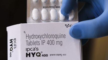 Une boîte d'hydroxychloroquine dans une pharmacie à&nbsp;Amritsar (Inde), le 26 avril 2020. (NARINDER NANU / AFP)